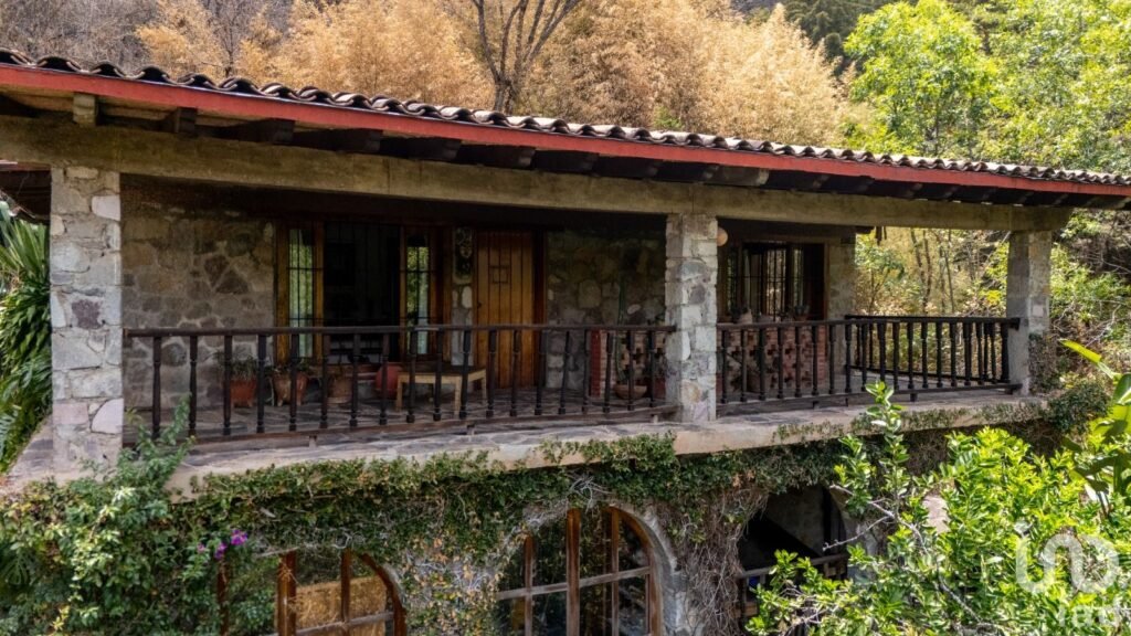 Venta de terreno con chalet tipo cabaña en Temascaltepec Valle de Bravo