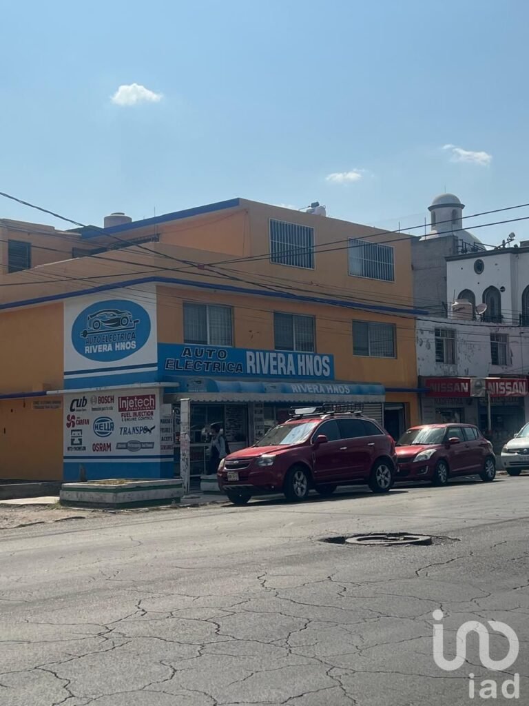 CASA EN VENTA EN JARDINES DE SANTA CLARA SOBRE AVENIDA CIRCUNVALACIÓN