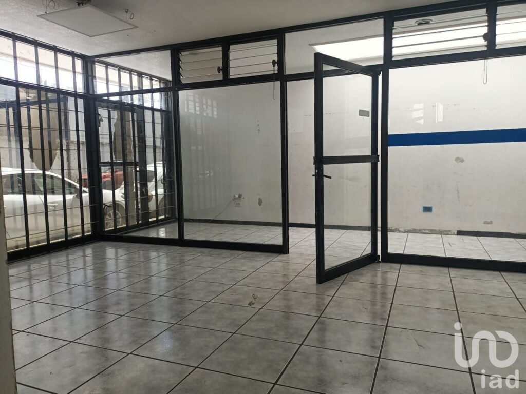 Venta edificio 2 departamentos independientes, oficinas, local comercial. (Col. Bugambilias, Puebla)