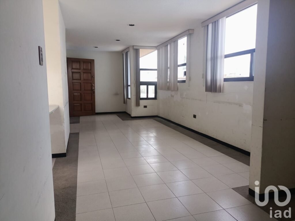Venta edificio 2 departamentos independientes, oficinas, local comercial. (Col. Bugambilias, Puebla)