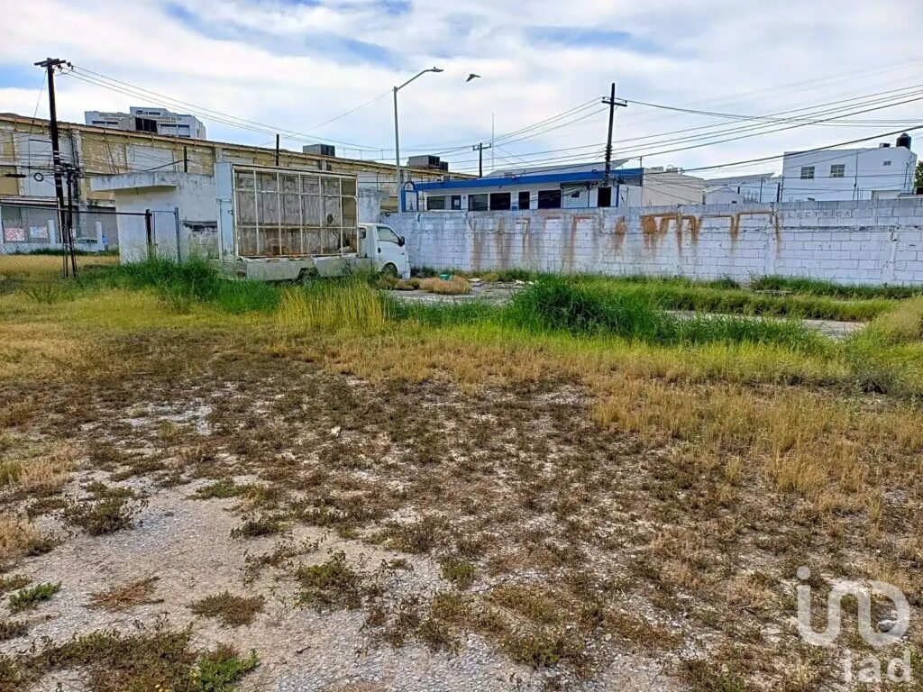 Terreno en mitras Norte. Con 3 frentes. Ideal para Desarrollo.