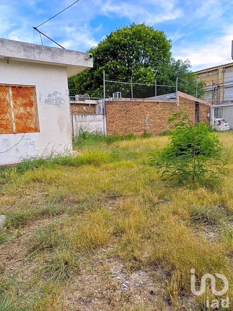 Terreno en mitras Norte. Con 3 frentes. Ideal para Desarrollo.