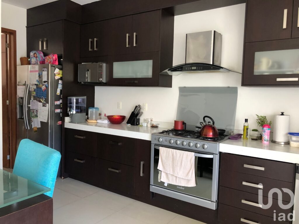 Hermosa casa con 4 recámaras y balcones en Bosque Esmeralda, Atizapán de Zaragoza