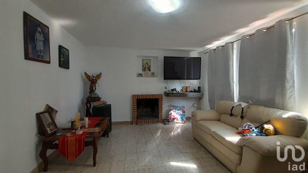 Casa en Venta con Amplio Jardín y Bungalow en Monte Casino Morelos