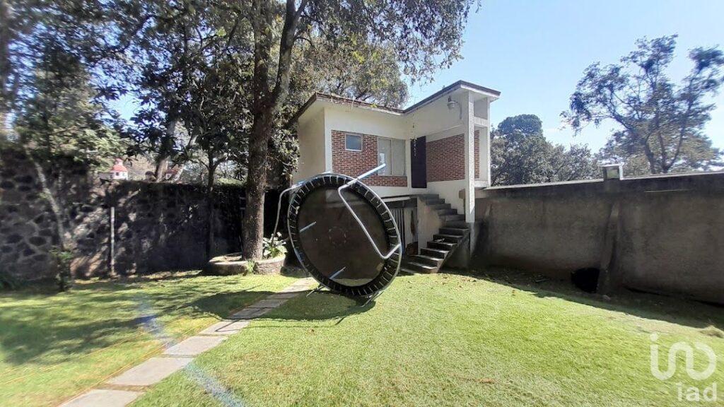 Casa en Venta con Amplio Jardín y Bungalow en Monte Casino Morelos