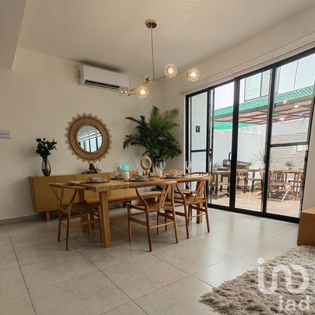 CASA EN VENTA EN CANCUN - AV. HUAYACAN VESEL