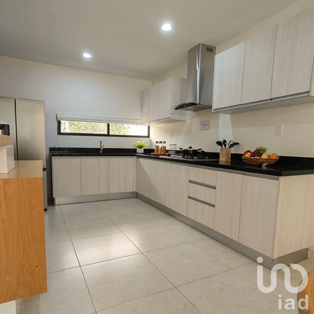 CASA EN VENTA EN CANCUN - AV. HUAYACAN VESEL