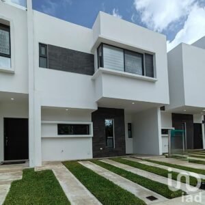 CASA EN VENTA EN CANCUN – AV. HUAYACAN VESEL