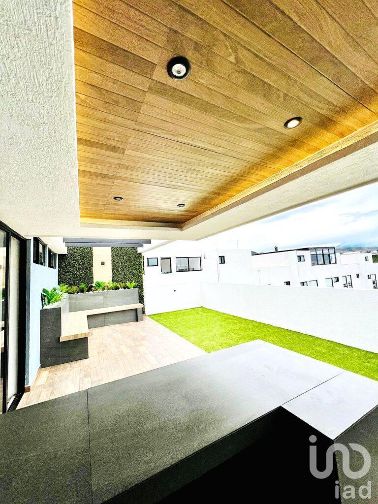 CASA CON JARDIN Y ROOF GARDEN EN ZONA LOMAS DE ANGELOPOLIS EN VENTA