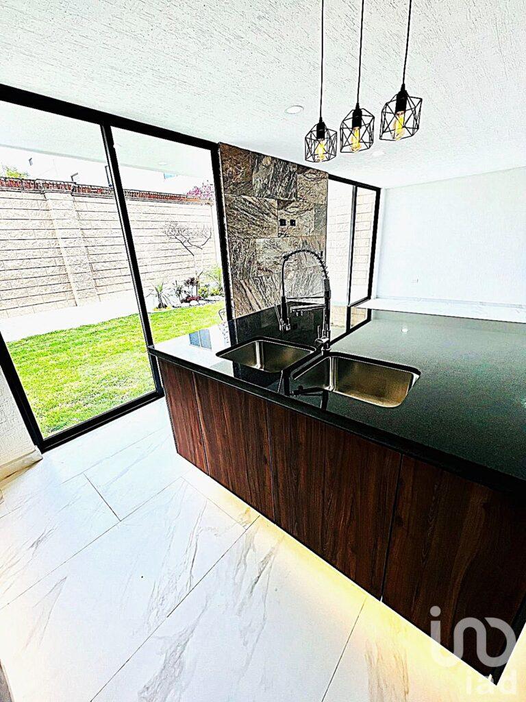 CASA CON JARDIN Y ROOF GARDEN EN ZONA LOMAS DE ANGELOPOLIS EN VENTA