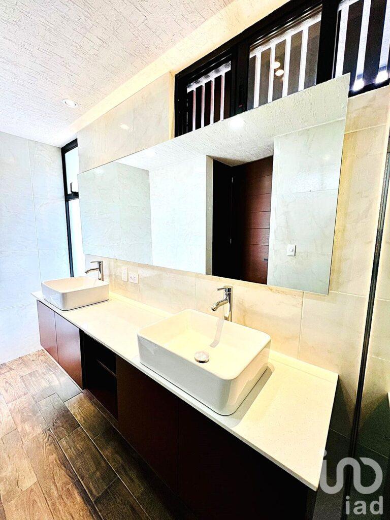 CASA CON JARDIN Y ROOF GARDEN EN ZONA LOMAS DE ANGELOPOLIS EN VENTA