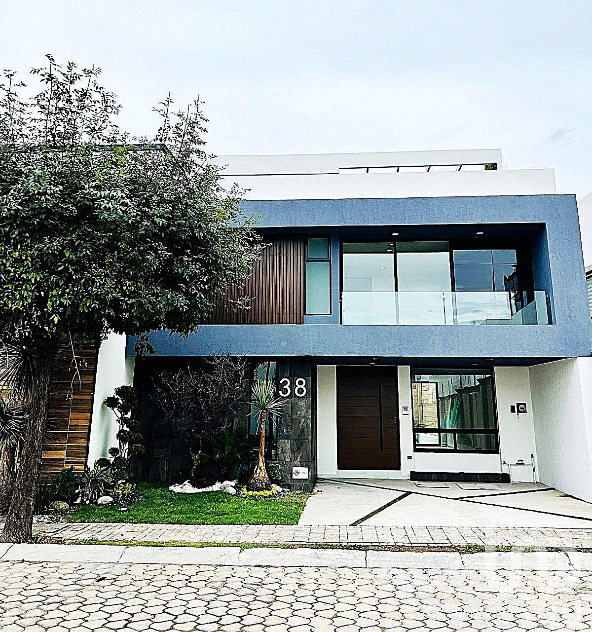 CASA CON JARDIN Y ROOF GARDEN EN ZONA LOMAS DE ANGELOPOLIS EN VENTA