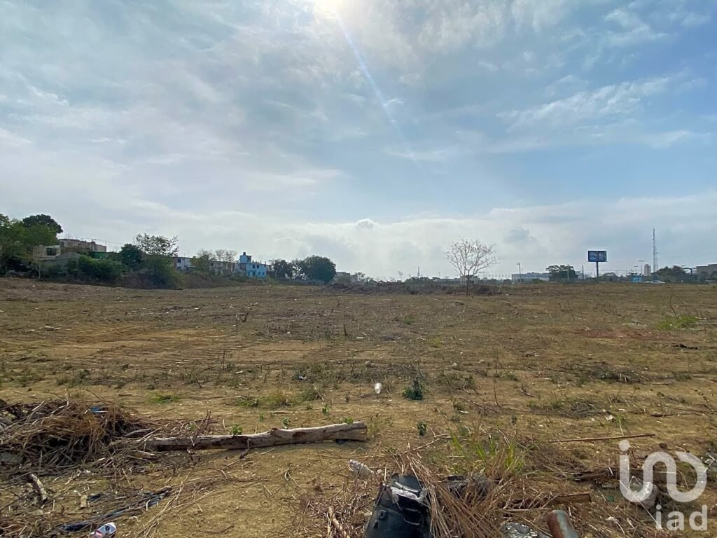 VENDO TERRENO EN AV. UNIVERSIDAD, EN COL.PETROLERA , EN  TAMPICO, TAMAULIPAS.