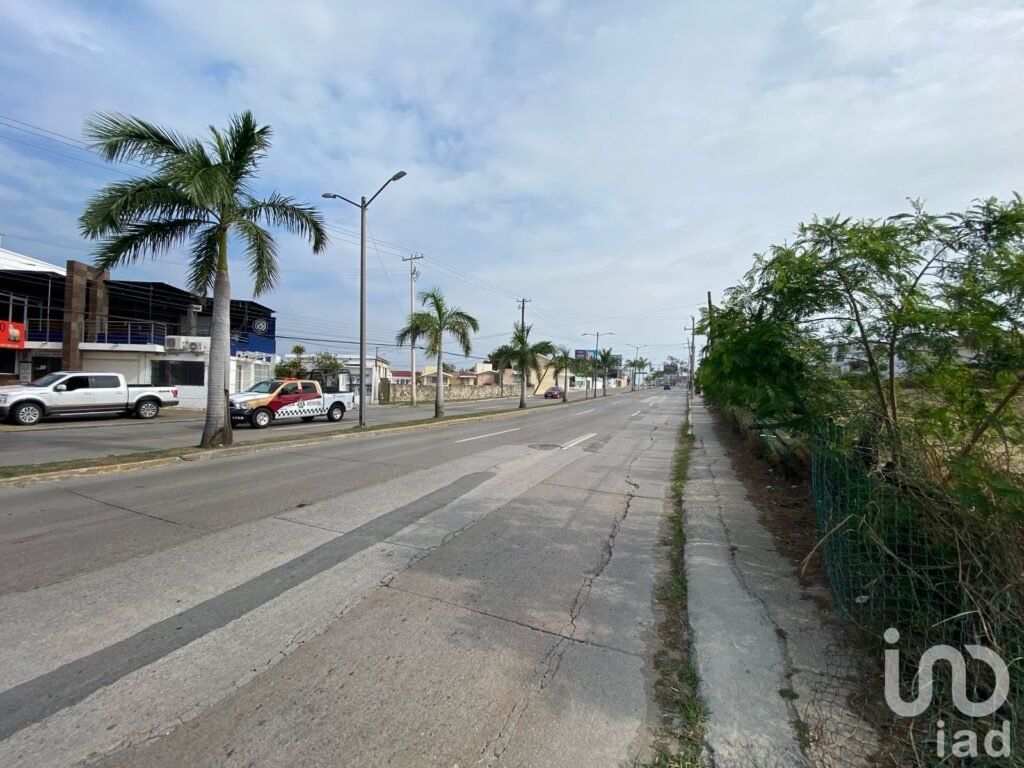 VENDO TERRENO EN AV. UNIVERSIDAD, EN COL.PETROLERA , EN  TAMPICO, TAMAULIPAS.