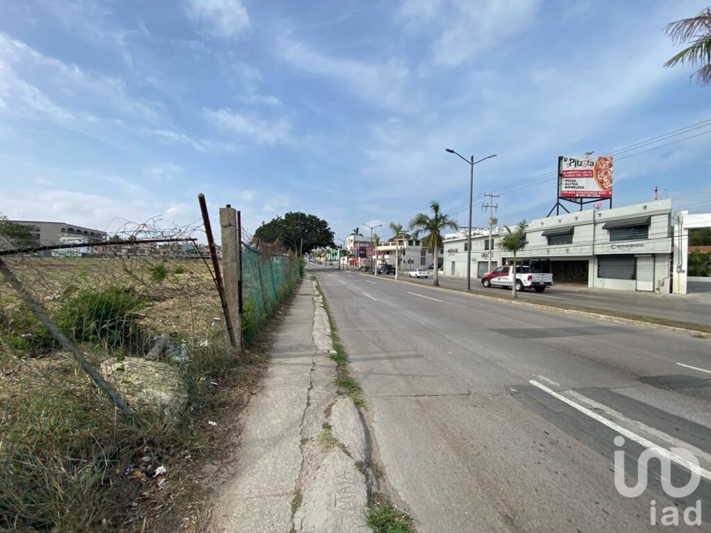 VENDO TERRENO EN AV. UNIVERSIDAD, EN COL.PETROLERA , EN  TAMPICO, TAMAULIPAS.