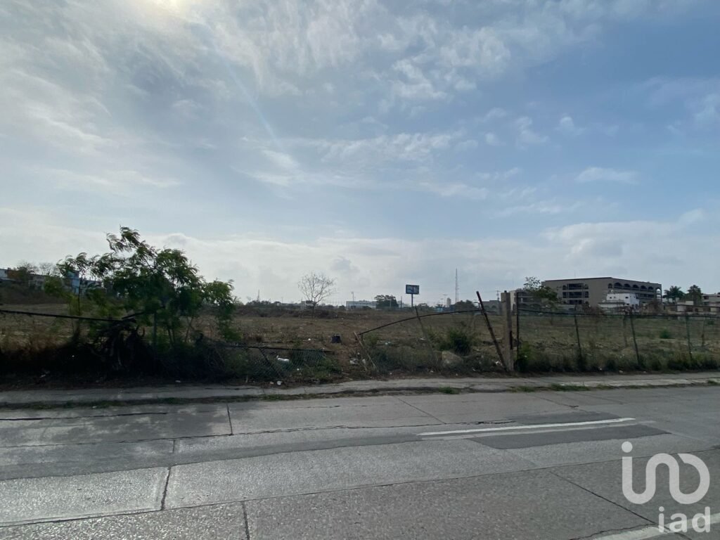 VENDO TERRENO EN AV. UNIVERSIDAD, EN COL.PETROLERA , EN  TAMPICO, TAMAULIPAS.
