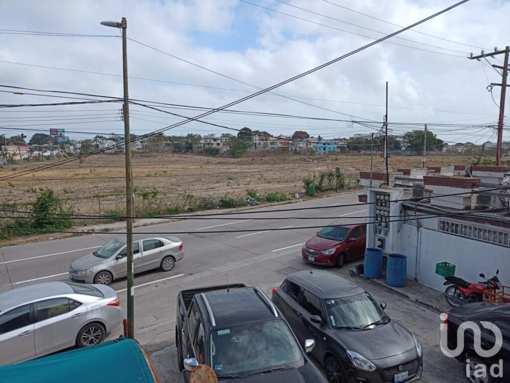 VENDO TERRENO EN AV. UNIVERSIDAD, EN COL.PETROLERA , EN  TAMPICO, TAMAULIPAS.