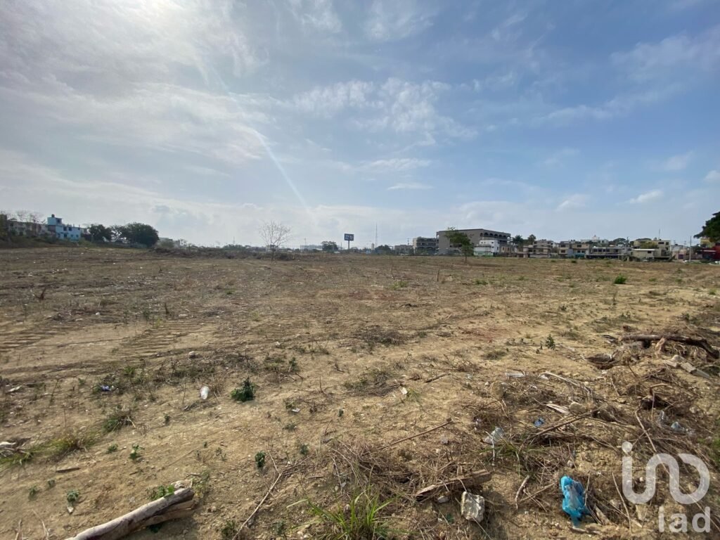 VENDO TERRENO EN AV. UNIVERSIDAD, EN COL.PETROLERA , EN  TAMPICO, TAMAULIPAS.