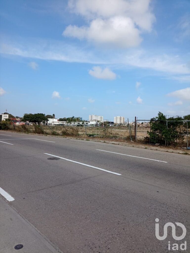 VENDO TERRENO EN AV. UNIVERSIDAD, EN COL.PETROLERA , EN  TAMPICO, TAMAULIPAS.