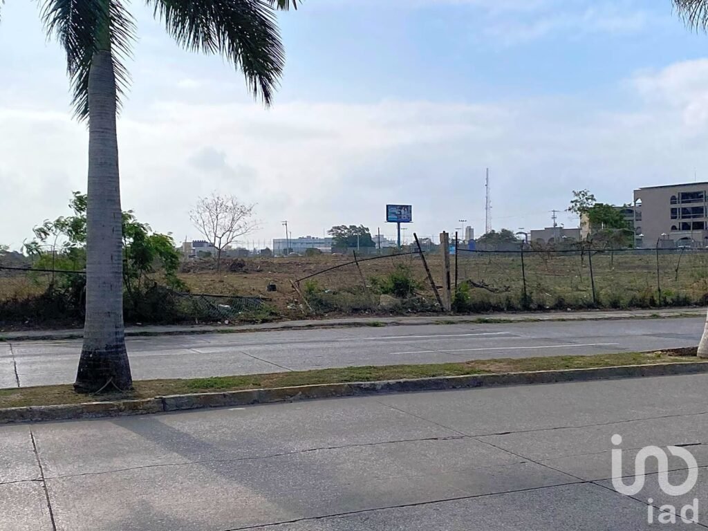 VENDO TERRENO EN AV. UNIVERSIDAD, EN COL.PETROLERA , EN  TAMPICO, TAMAULIPAS.