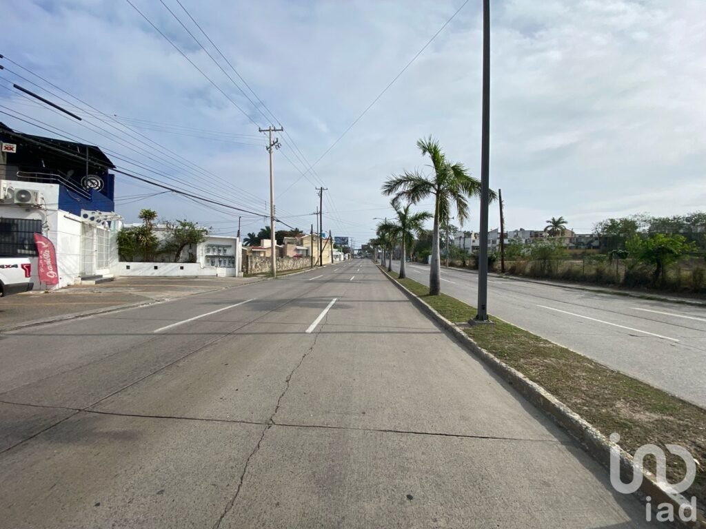 VENDO TERRENO EN AV. UNIVERSIDAD, EN COL.PETROLERA , EN  TAMPICO, TAMAULIPAS.