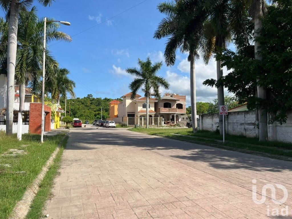 VENTA DE TERRENO EN RESIDENCIAL LAS CUMBRES, EN POZA RICA, VERACRUZ