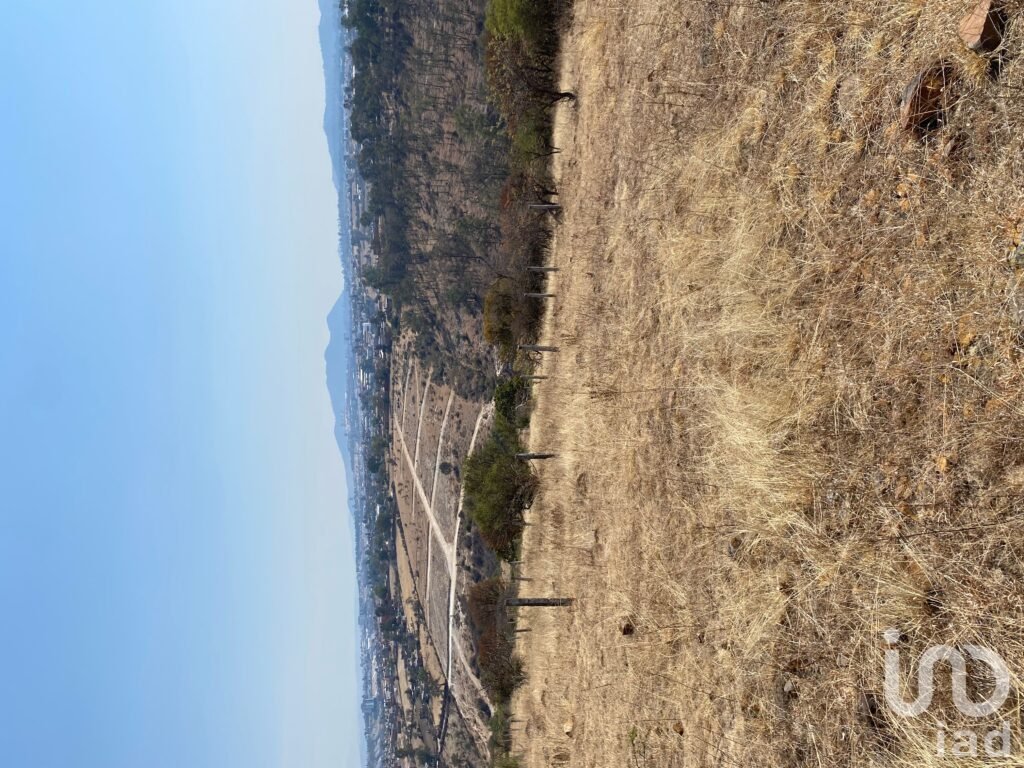 SE VENDE TERRENO POR AV LA JOYA MORELIA CERCA AV AMALIA SOLORZANO