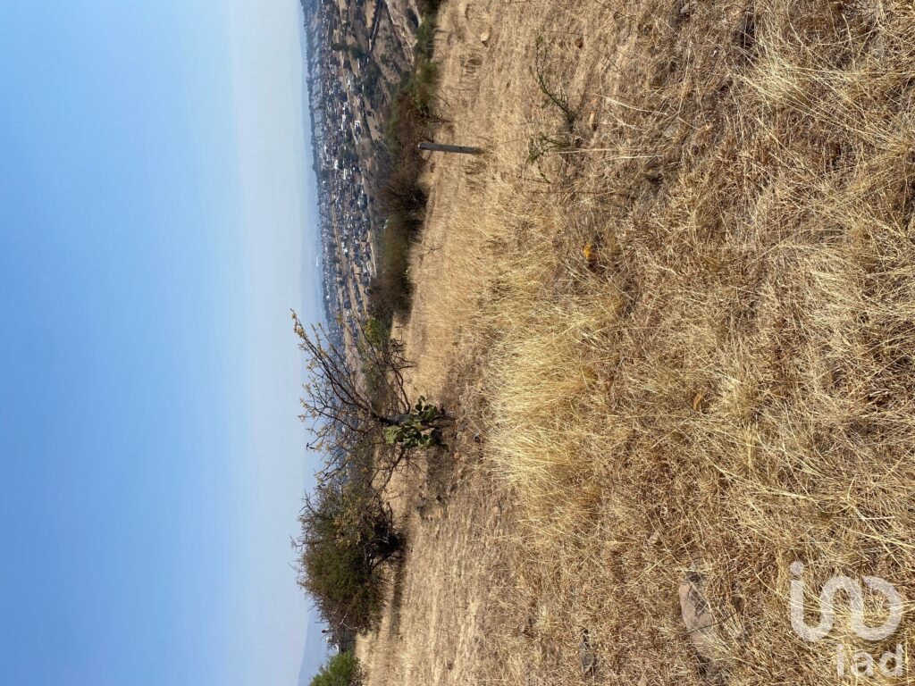 SE VENDE TERRENO POR AV LA JOYA MORELIA CERCA AV AMALIA SOLORZANO