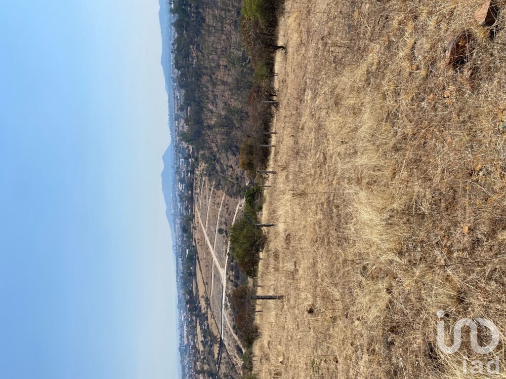 SE VENDE TERRENO POR AV LA JOYA MORELIA CERCA AV AMALIA SOLORZANO