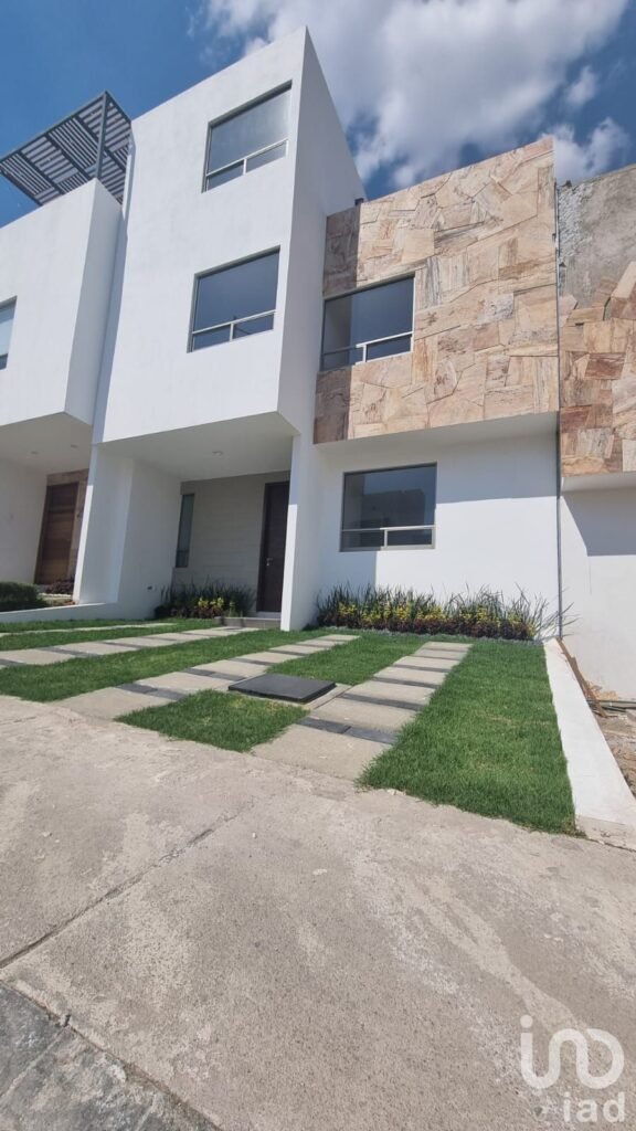 Se Renta casa minimalista en fraccionamiento Residencial la Reserva