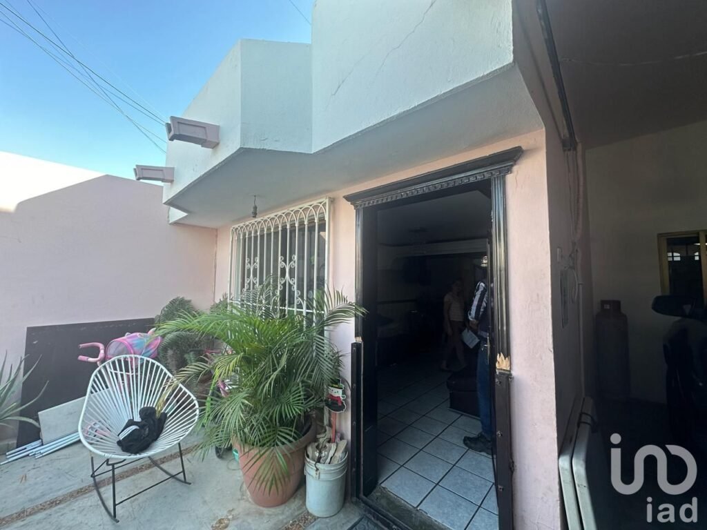 EN VENTA CASA DE DOS NIVELES, FRACCIONAMIENTO JACARANDAS MAZATLÁN, SINALOA.