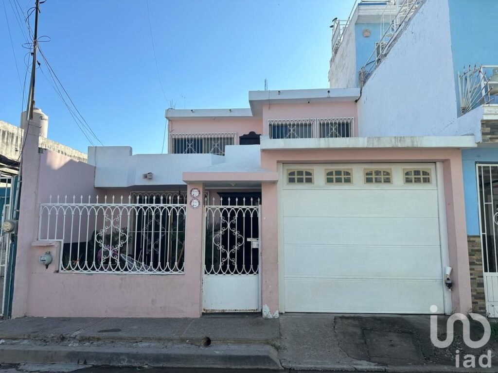 EN VENTA CASA DE DOS NIVELES, FRACCIONAMIENTO JACARANDAS MAZATLÁN, SINALOA.