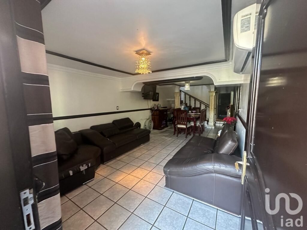 EN VENTA CASA DE DOS NIVELES, FRACCIONAMIENTO JACARANDAS MAZATLÁN, SINALOA.