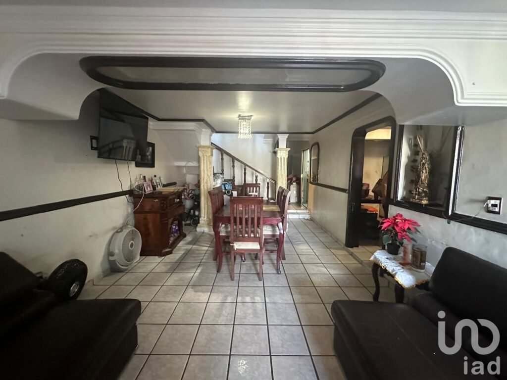 EN VENTA CASA DE DOS NIVELES, FRACCIONAMIENTO JACARANDAS MAZATLÁN, SINALOA.