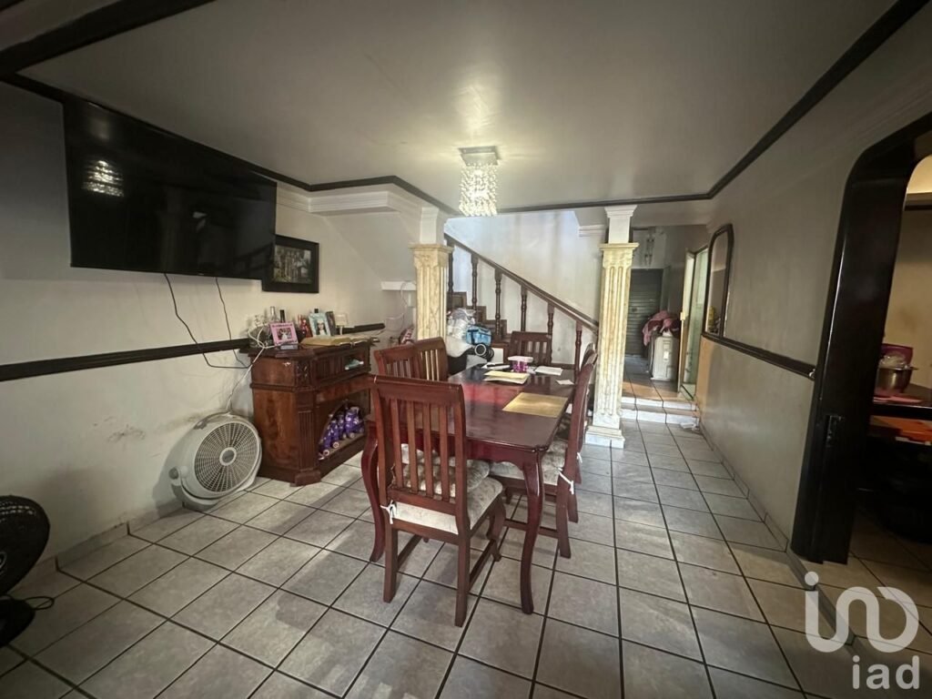 EN VENTA CASA DE DOS NIVELES, FRACCIONAMIENTO JACARANDAS MAZATLÁN, SINALOA.