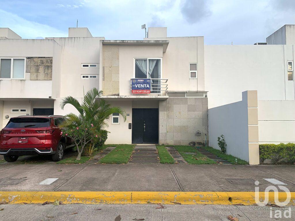 Casa en venta, Calle Mar Mediterraneo #166, Fracc. Crystal Lagoons, Veracruz, Ver.