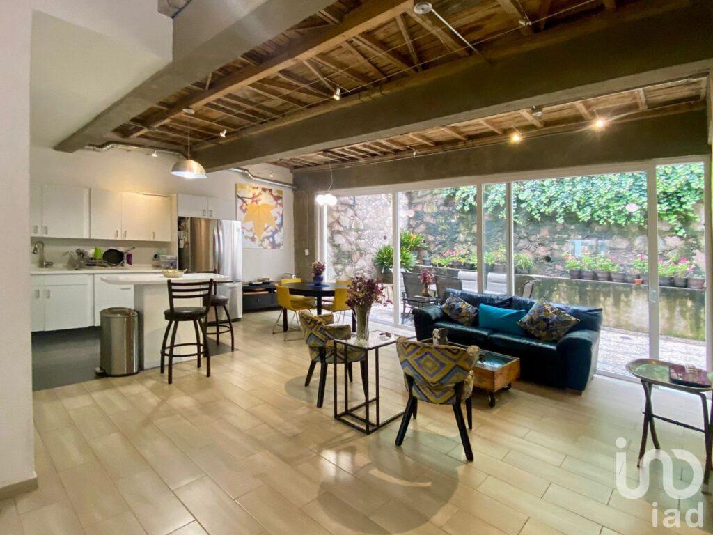 ? Casa de Estilo Sofisticado con Estudio Industrial-Chic: ¡Vive con Elegancia! ✨