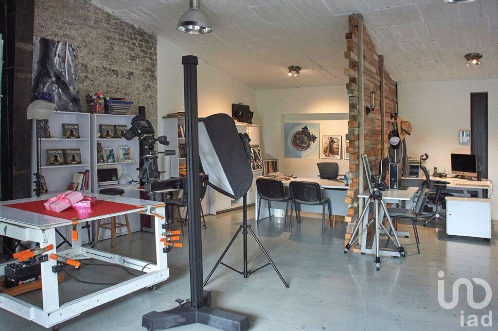 ? Casa de Estilo Sofisticado con Estudio Industrial-Chic: ¡Vive con Elegancia! ✨