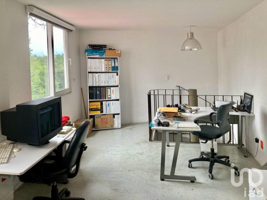 ? Casa de Estilo Sofisticado con Estudio Industrial-Chic: ¡Vive con Elegancia! ✨