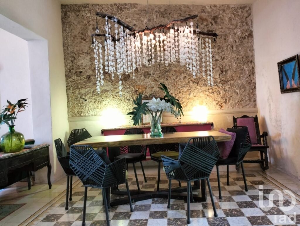 CASA EN VENTA EN EL CENTRO DE MÉRIDA, COMPLETAMENTE REMODELADA, ZONA SANTA ANA