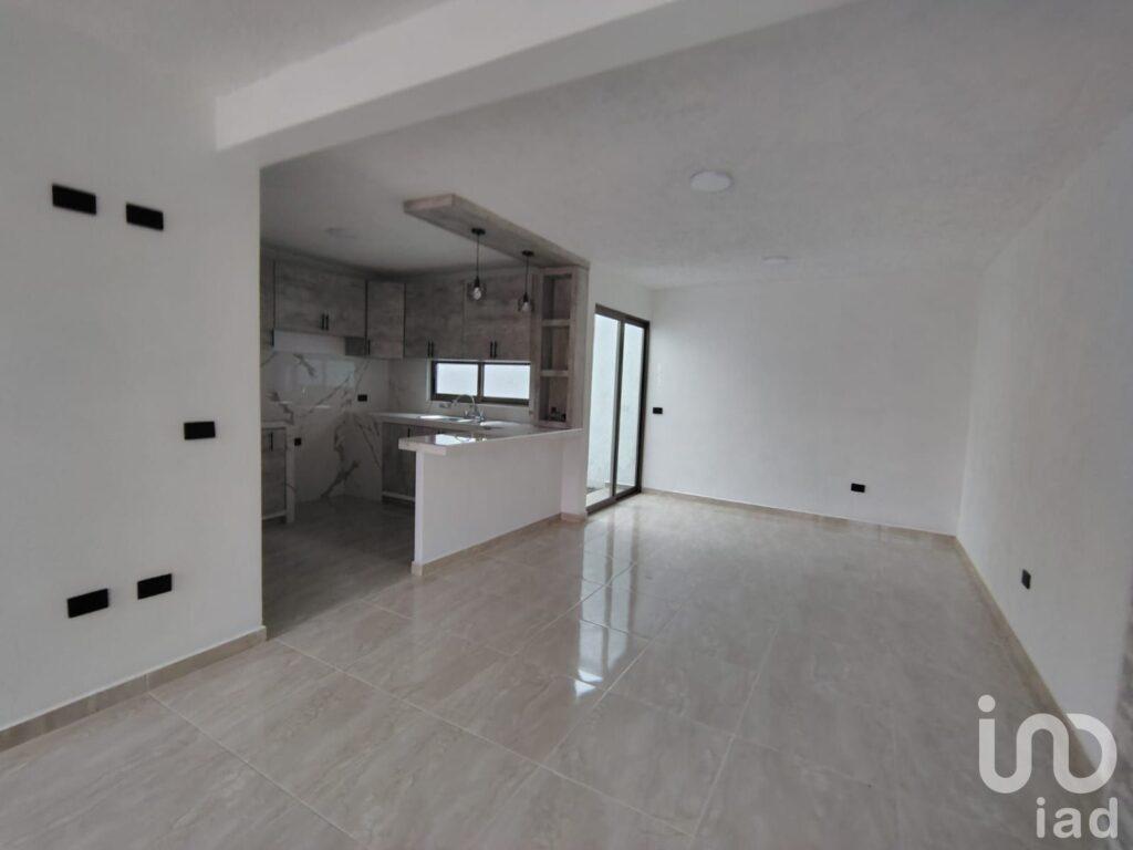 Venta de casa en Fraccionamiento Lirios en Coatepec.