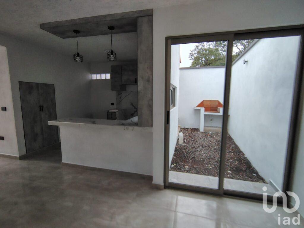 Venta de casa en Fraccionamiento Lirios en Coatepec.
