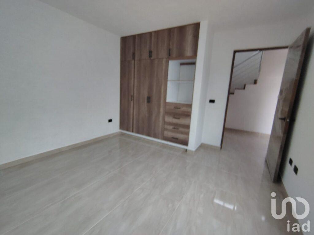 Venta de casa en Fraccionamiento Lirios en Coatepec.