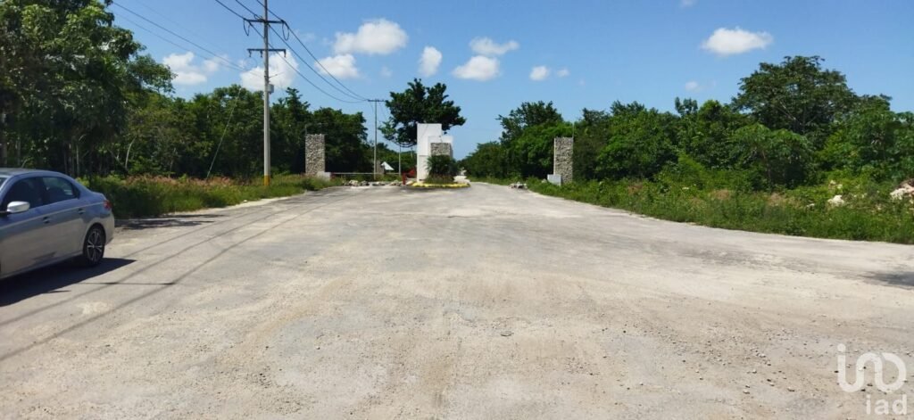 TERRENO EN VENTA SOBRE AVENIDA ENTRANDO POR  AV. HUAYACAN