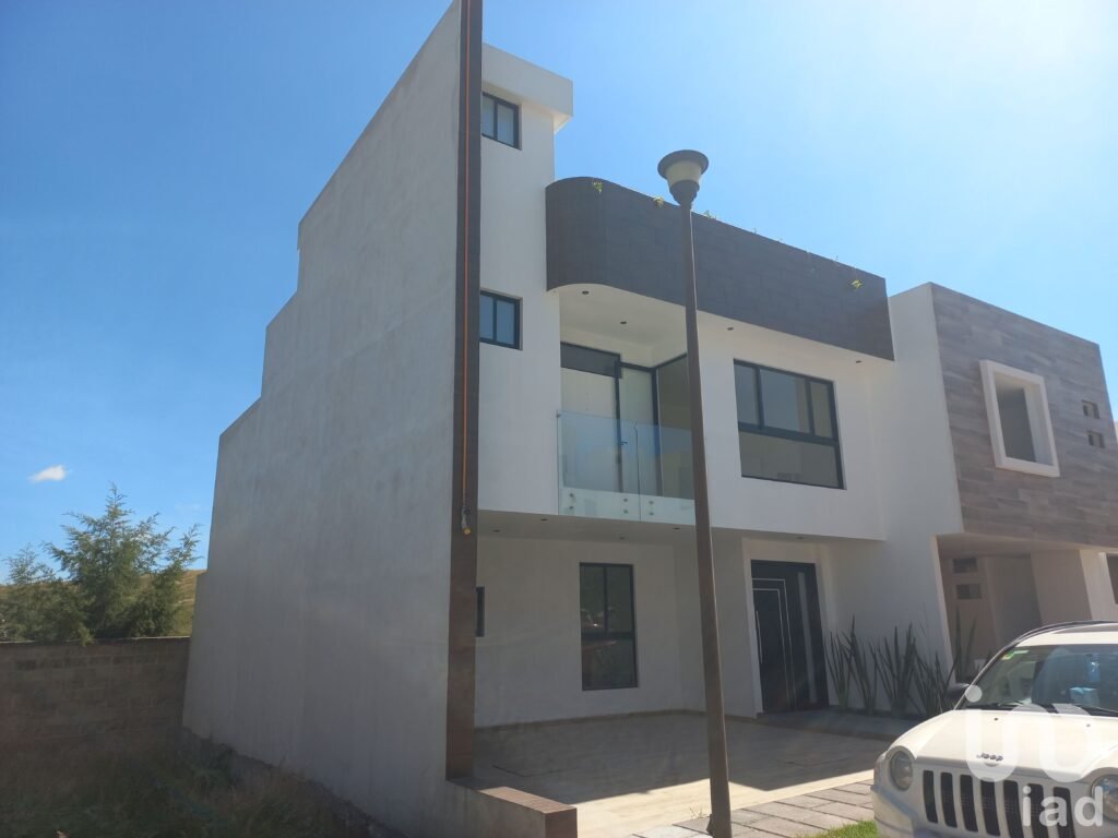 CASA EN VENTA EN FRACC CERRADO CON VIGILANCIA POR PERIFERICO SUR Y VALSEQUILLO