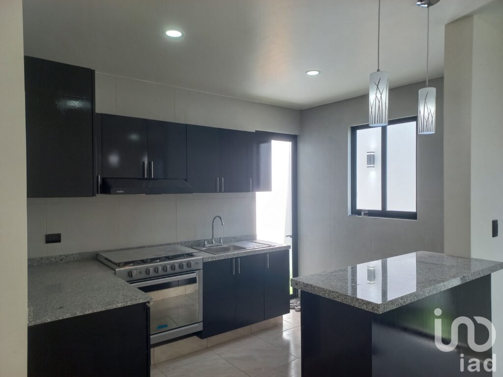 CASA EN VENTA EN FRACC CERRADO CON VIGILANCIA POR PERIFERICO SUR Y VALSEQUILLO