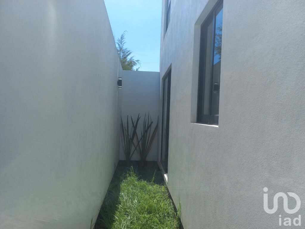 CASA EN VENTA EN FRACC CERRADO CON VIGILANCIA POR PERIFERICO SUR Y VALSEQUILLO