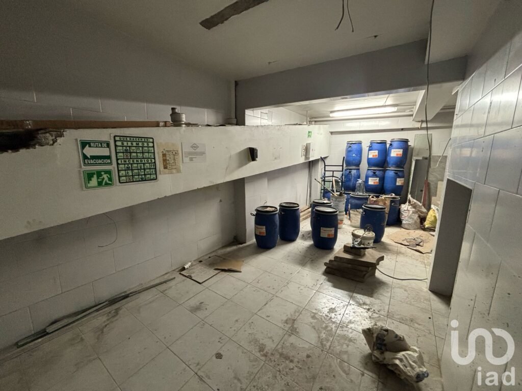 Se renta local comercial con uso de suelo amplio en Campos Eliseos