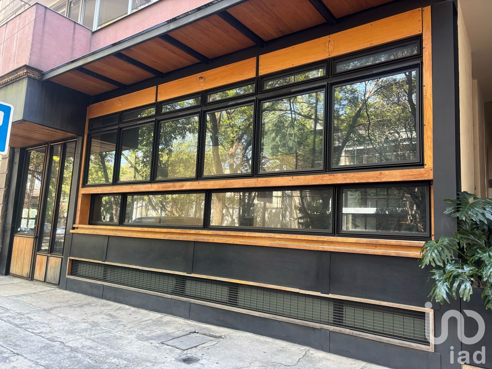 Se renta local comercial con uso de suelo amplio en Campos Eliseos