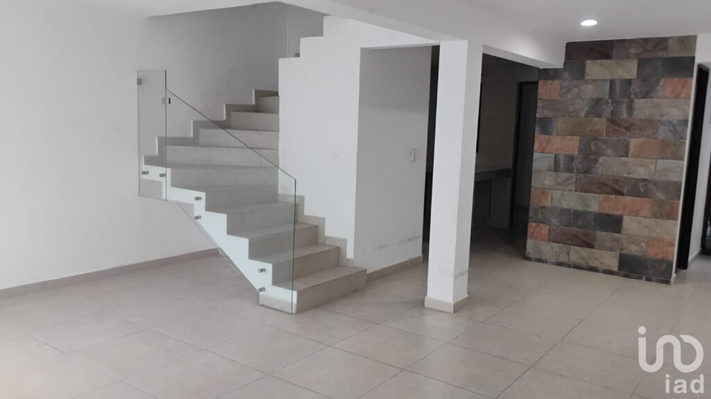 CASA EN RENTA CON HABITACION DE PLANTA BAJA EN PACHUCA